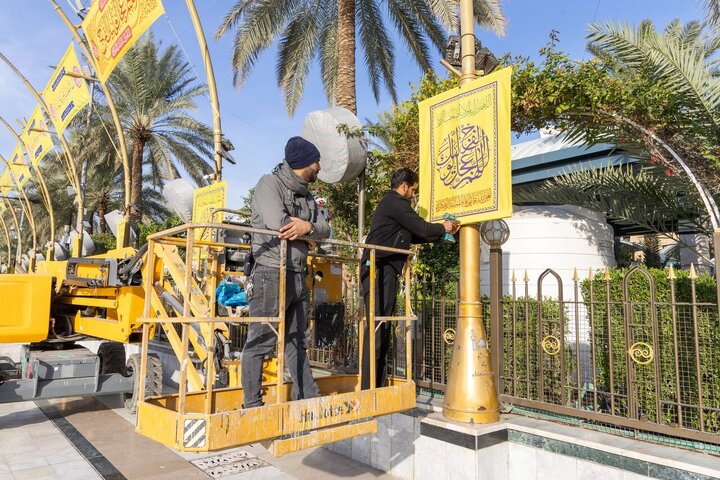 تقرير مصور/ نشر لافتات بهجة بين الحرمين بمدينة كربلاء بمناسبة ولادة الإمام الباقر(ع)