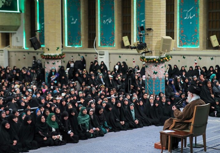 Çima rêberê Şoreşê di wê baweriyê de ye ku nixwumandin (hîcab) dibe sedem ku jinên rojava bibin misilman?