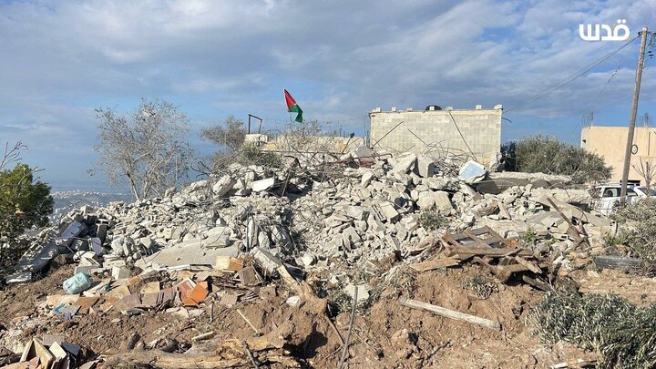 Informe fotográfico | El ejército israelí demuele la vivienda del mártir palestino Malik Salem en la aldea de Bizzariya