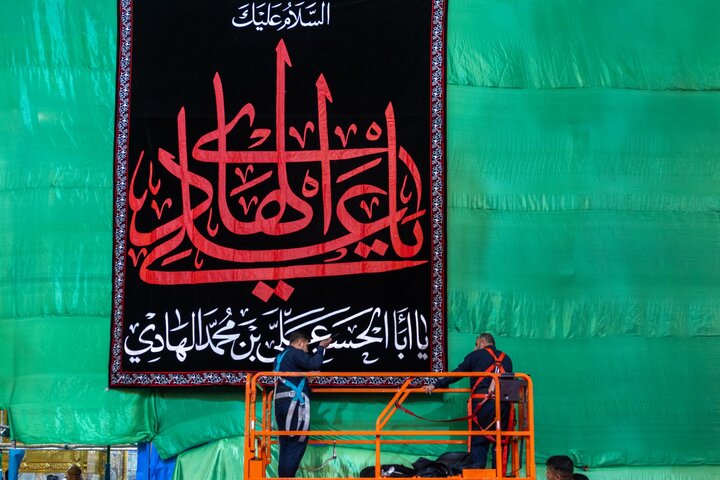 تقرير مصور/ نشر لافتات السواد بذكرى شهادة الإمام الهادي (عليه السلام) في العتبة العباسية المقدسة