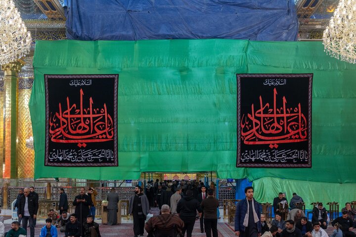 تقرير مصور/ نشر لافتات السواد بذكرى شهادة الإمام الهادي (عليه السلام) في العتبة العباسية المقدسة