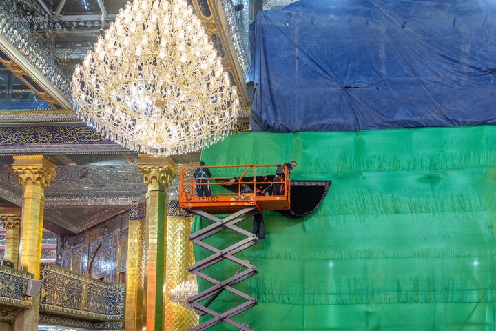 تقرير مصور/ نشر لافتات السواد بذكرى شهادة الإمام الهادي (عليه السلام) في العتبة العباسية المقدسة