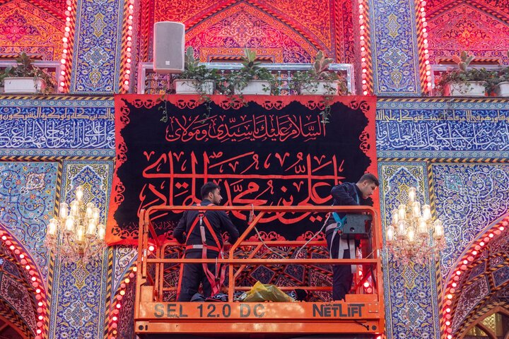 تقرير مصور/ نشر لافتات السواد بذكرى شهادة الإمام الهادي (عليه السلام) في العتبة العباسية المقدسة