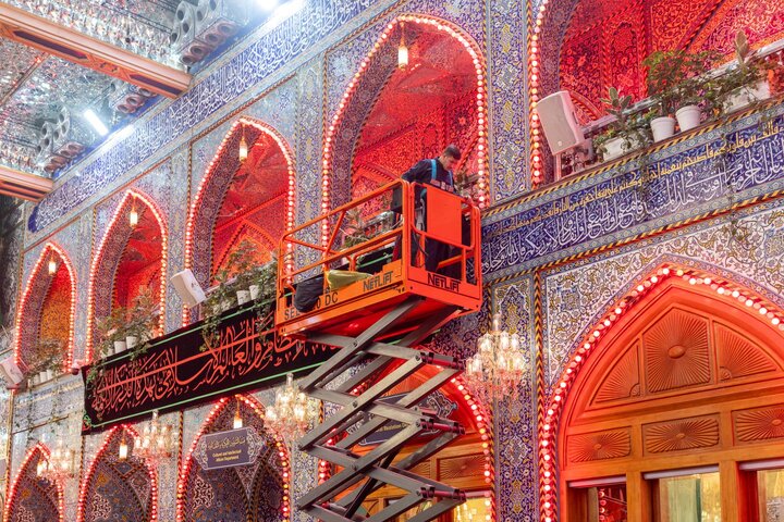 تقرير مصور/ نشر لافتات السواد بذكرى شهادة الإمام الهادي (عليه السلام) في العتبة العباسية المقدسة