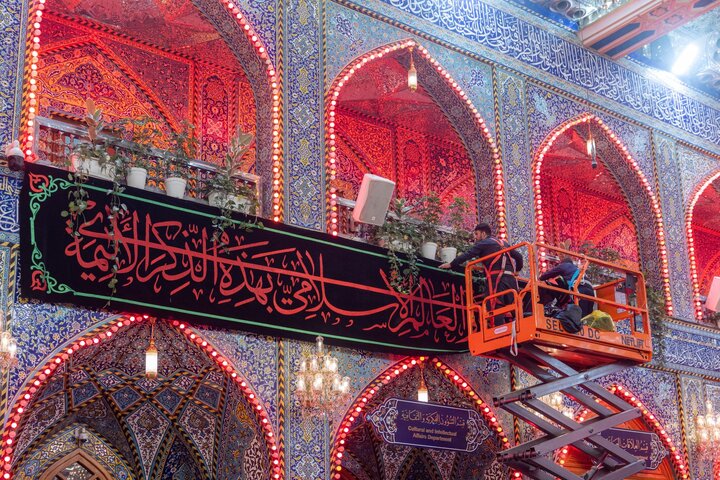 تقرير مصور/ نشر لافتات السواد بذكرى شهادة الإمام الهادي (عليه السلام) في العتبة العباسية المقدسة