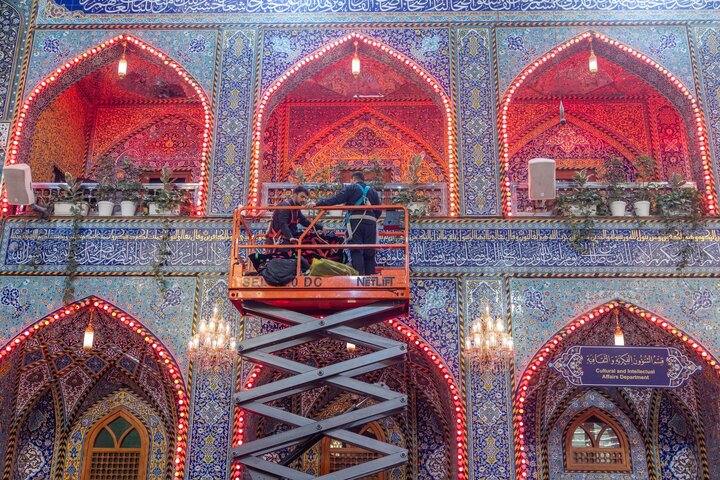 تقرير مصور/ نشر لافتات السواد بذكرى شهادة الإمام الهادي (عليه السلام) في العتبة العباسية المقدسة