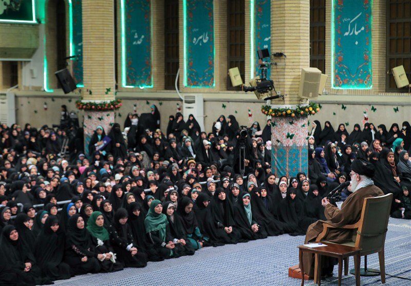 Çima rêberê Şoreşê di wê baweriyê de ye ku nixwumandin (hîcab) dibe sedem ku jinên rojava bibin misilman?