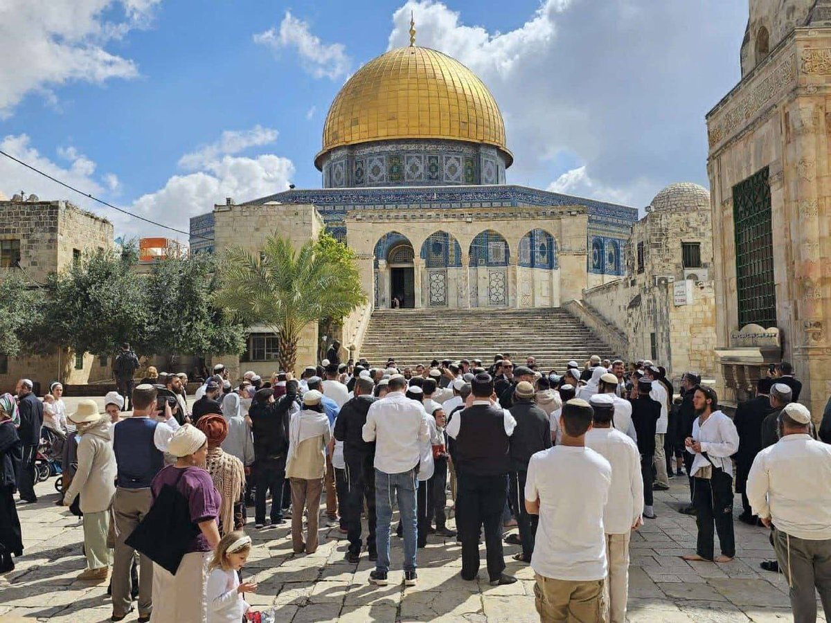 121 extremist Jewish settlers storm Aqsa Mosque under police protection