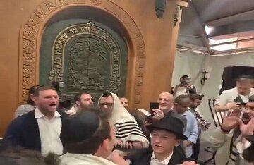 Niştecih li hundirê Mizgefta Îbrahîmî li Hebronê pîrozbahiyê dikin, hinên din jî rastbûna vîdyoyê guman dikin