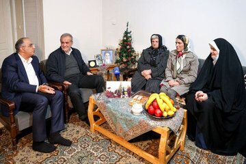 Mesûd Pizîşkîyan bi malbata şehîdê Mesîhî re civîn kir