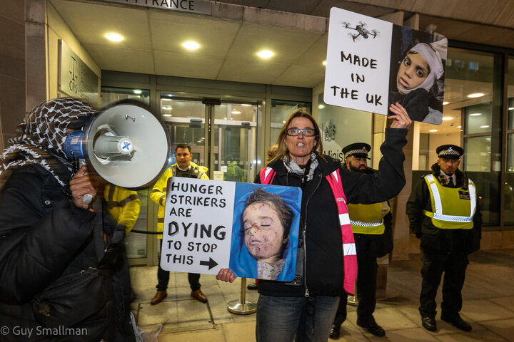 صدها نفر در لندن در حمایت از اعتصاب‌کنندگان غذا از گروه «اقدام برای فلسطین» تجمع کردند