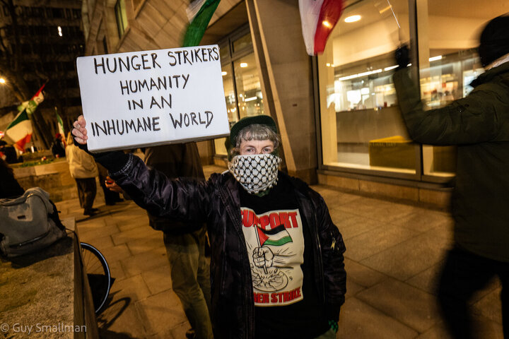 صدها نفر در لندن در حمایت از اعتصاب‌کنندگان غذا از گروه «اقدام برای فلسطین» تجمع کردند