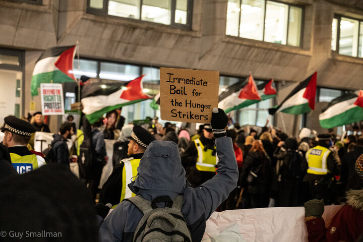 صدها نفر در لندن در حمایت از اعتصاب‌کنندگان غذا از گروه «اقدام برای فلسطین» تجمع کردند