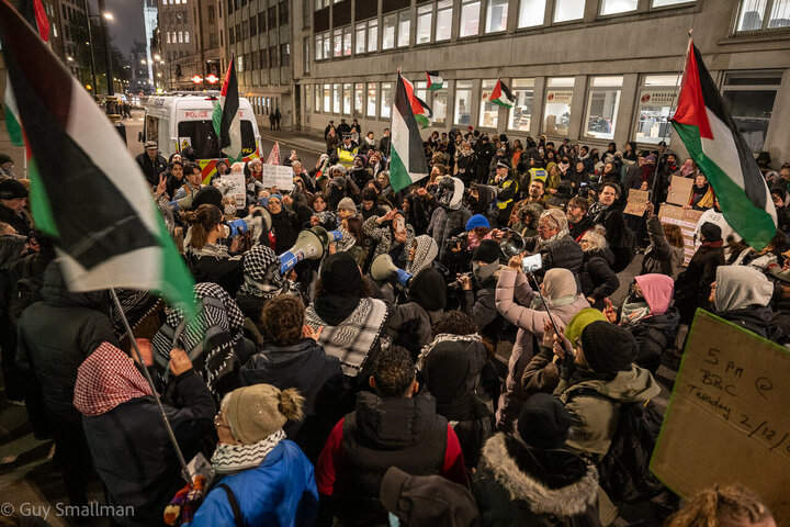صدها نفر در لندن در حمایت از اعتصاب‌کنندگان غذا از گروه «اقدام برای فلسطین» تجمع کردند
