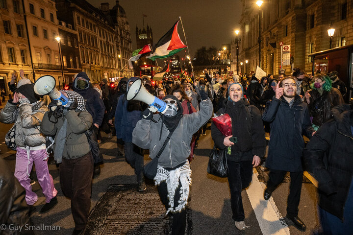صدها نفر در لندن در حمایت از اعتصاب‌کنندگان غذا از گروه «اقدام برای فلسطین» تجمع کردند