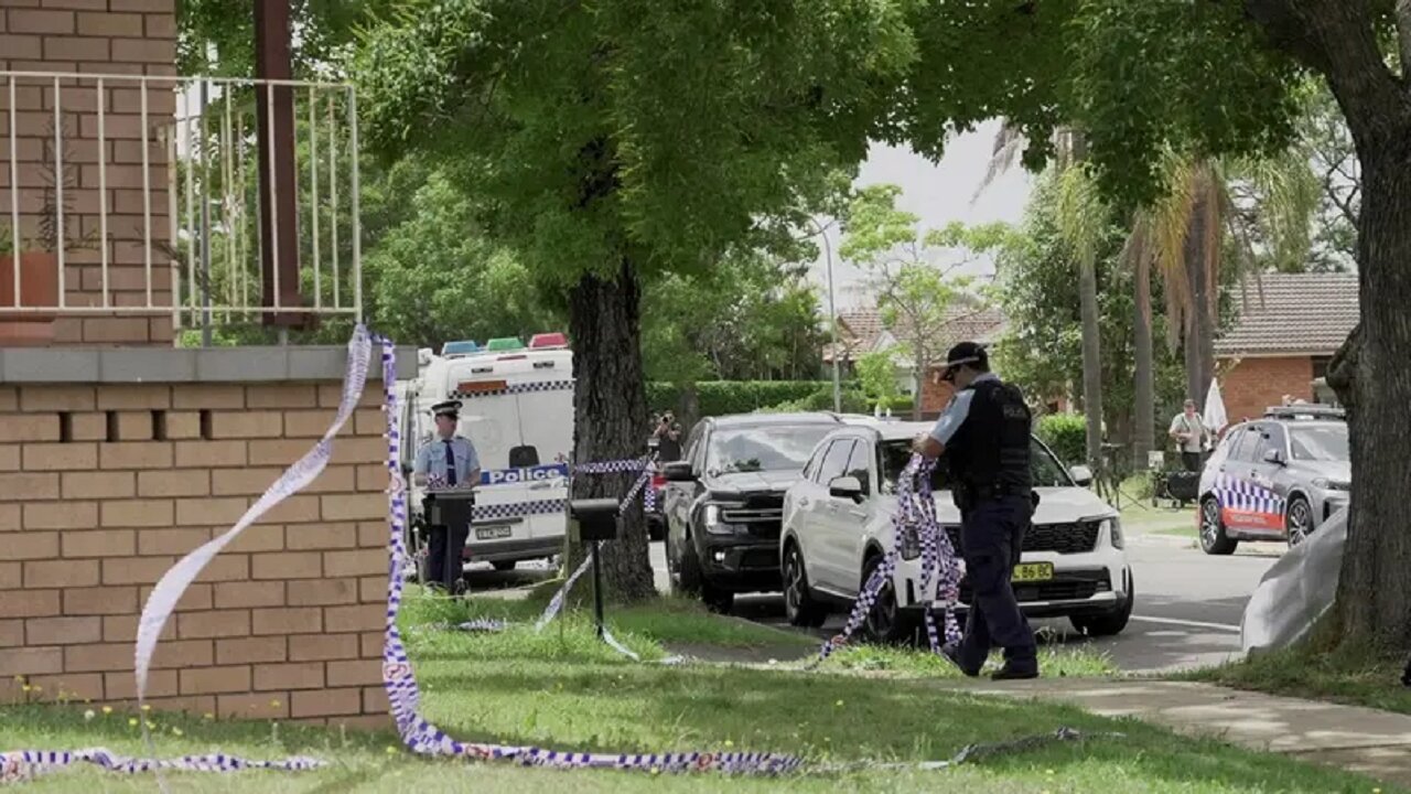 خودرویی با بنر »حنوکا مبارک« در ملبورن به آتش کشیده شد + عکس