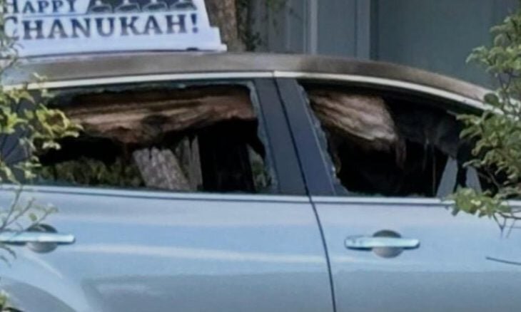 خودرویی با بنر »حنوکا مبارک« در ملبورن به آتش کشیده شد + عکس
