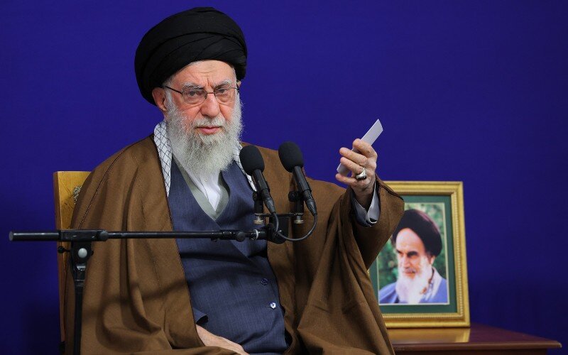 الإمام الخامنئي: رسالة آية الله الميلاني الداعمة للإمام الخميني (قده) بعد نفيه إلى تركيا وثيقة تاريخية