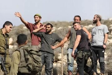 ویدیو | حمله وحشیانه شهرک‌نشین صهیونیست به فلسطینی در حال نماز