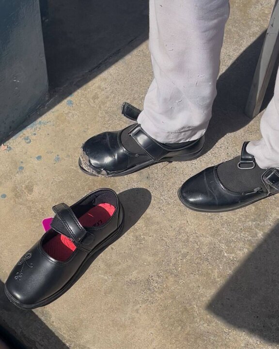 Informe fotográfico | ¿Quién es Hussain? Voluntarios entregan 60 pares de zapatos a estudiantes necesitados en Peshawar, Pakistán