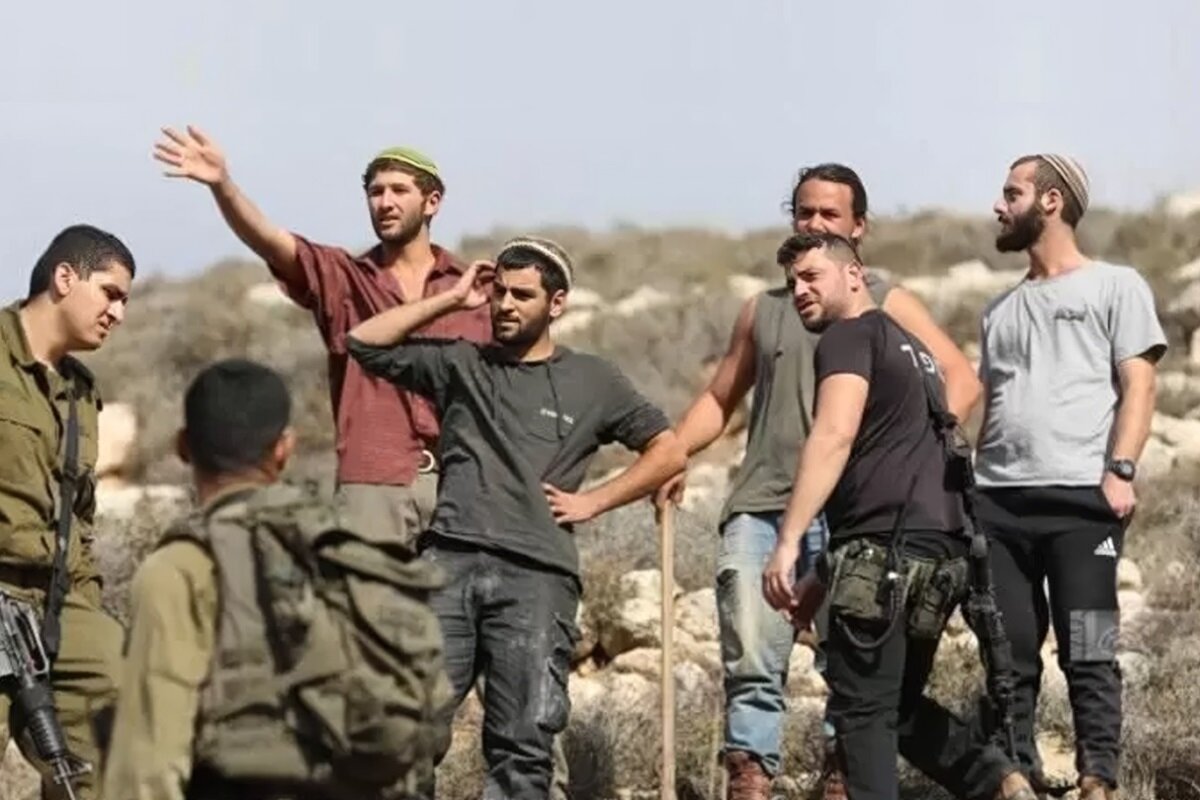 ویدیو | حمله وحشیانه شهرک‌نشین صهیونیست به فلسطینی در حال نماز