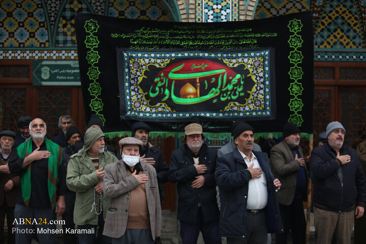 همزمان با فرا رسیدن شهادت امام هادی(ع)، چهارشنبه (۳ دی ۱۴۰۴) حرم مطهر حضرت فاطمه معصومه(س) غرق در اندوه و معنویت شد؛ صحن‌ها و شبستان‌ها با حضور زائران و عزاداران، میزبان مراسم سوگواری، مرثیه خوانی و حضور دسته های عزاداری امام دهم بود.