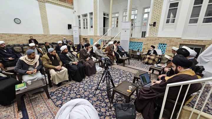 تقرير مصور/ زيارة وفد إحياء التراث في العتبة العباسية لآية الله الشبيري الزنجاني بمدينة قم المقدّسة