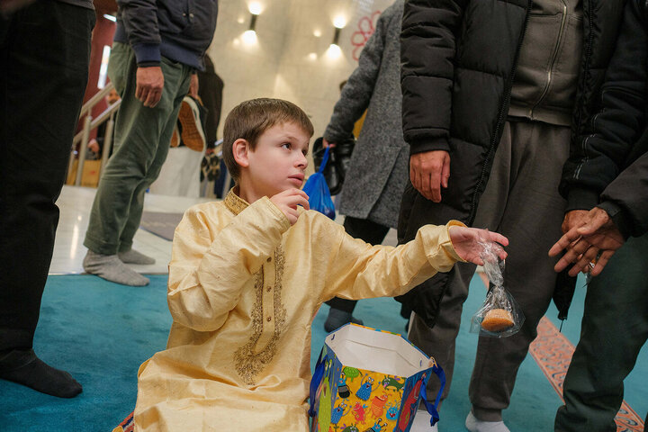 Balas Kebencian dengan Kebaikan, Masjid di Britain Sambut Hangat Bapa dan Anak Autisme