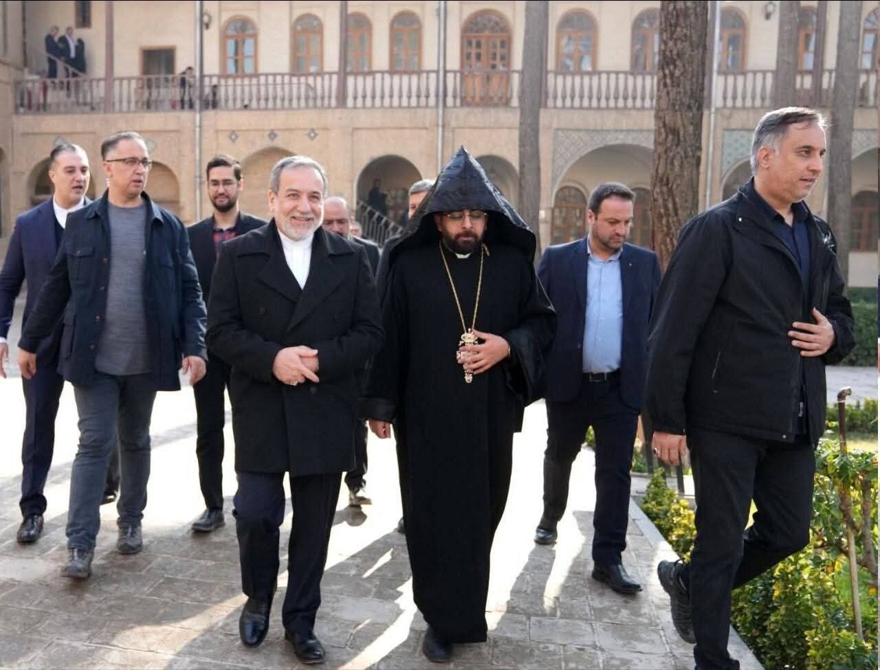 Waziri wa Mambo ya Nje wa Iran Awasalimia Wakristo wa Jamii ya Armenia Katika Mkoa wa Isfahan +Picha