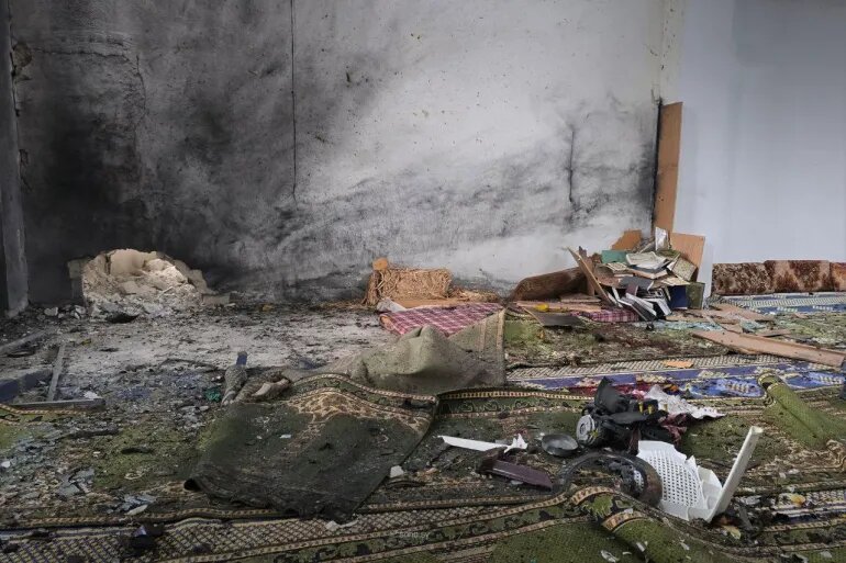 استشهاد 8 وإصابة 18 في انفجار يستهدف المصلين بمسجد الإمام علي (ع) في حمص السورية