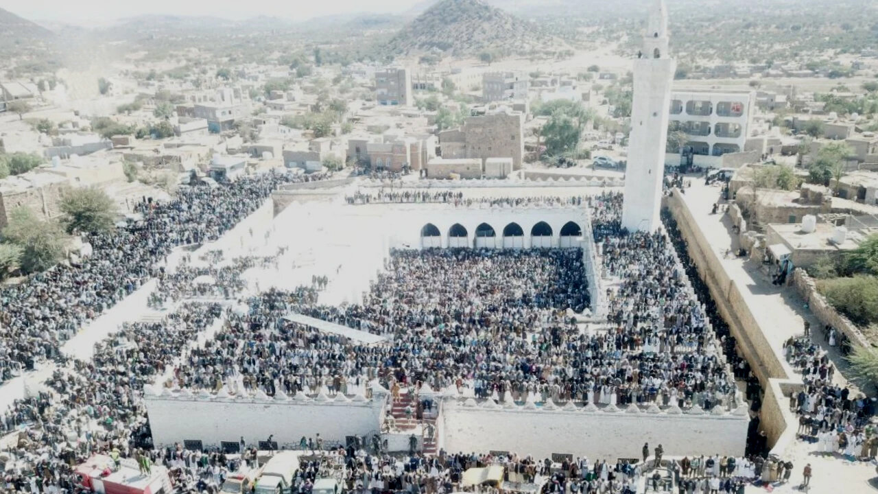 Thousands of Yemenis Commemorate Rajab Friday at Historic Al-Jand Mosque