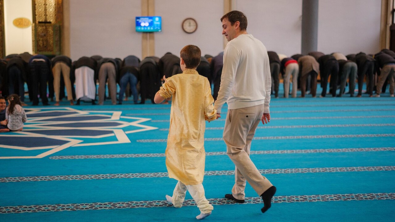 پاسخ به نفرت با مهربانی: استقبال مساجد بریتانیا از پدر و پسر اوتیسمی که کیک هدیه میآورند + تصاویر