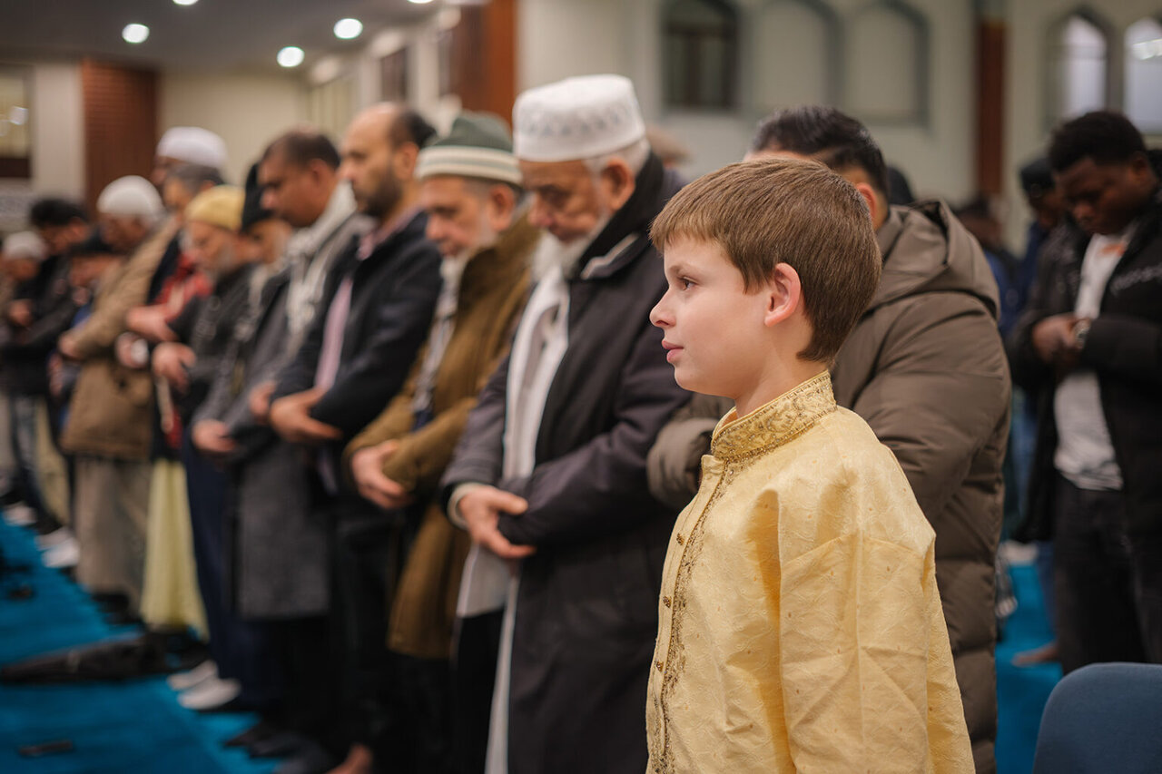 پاسخ به نفرت با مهربانی: استقبال مساجد بریتانیا از پدر و پسر اوتیسمی که کیک هدیه می‌آورند + تصاویر