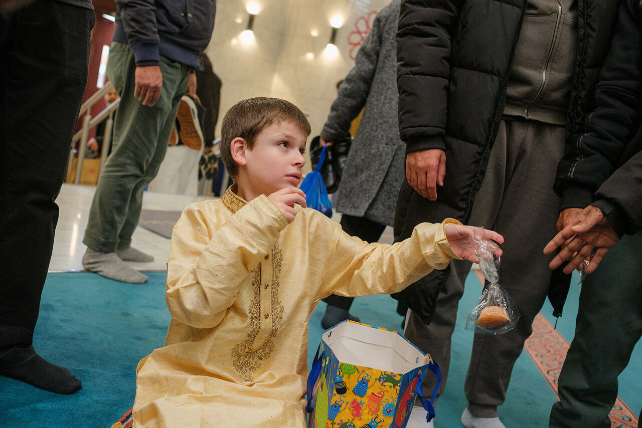 Balas Kebencian dengan Kebaikan, Masjid di Britain Sambut Hangat Bapa dan Anak Autisme