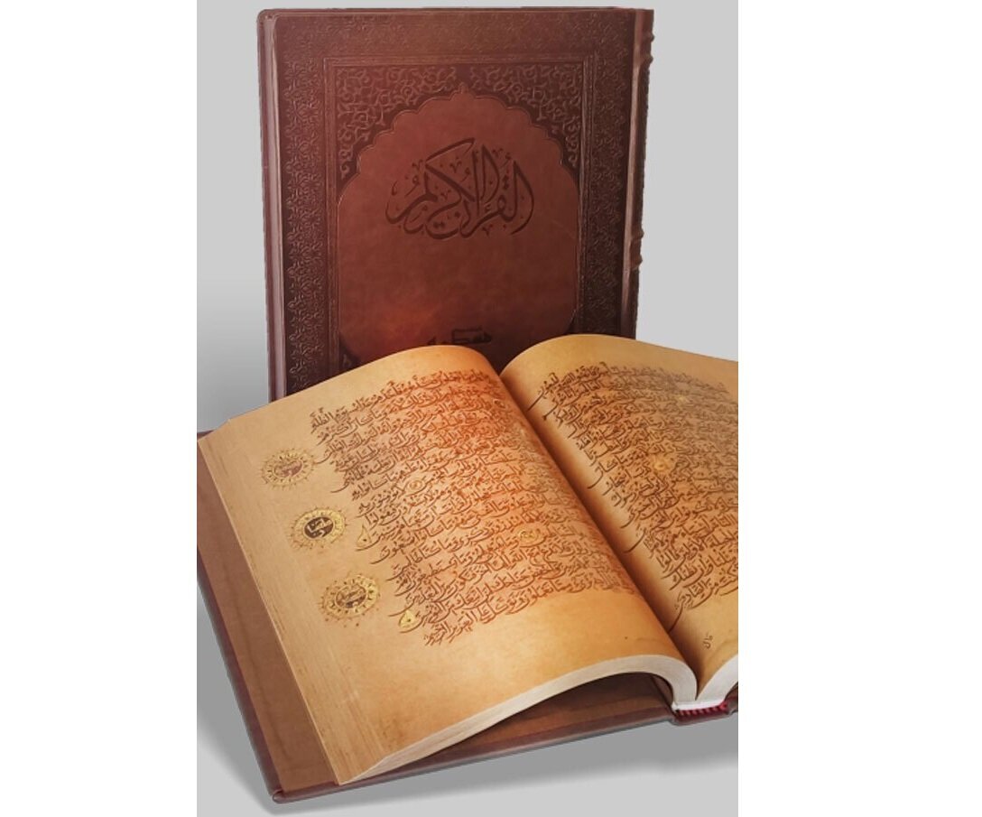 عالم مغربي يتبرع بمخطوطة قرآنية تاريخية لمنظمة الإيسيسكو