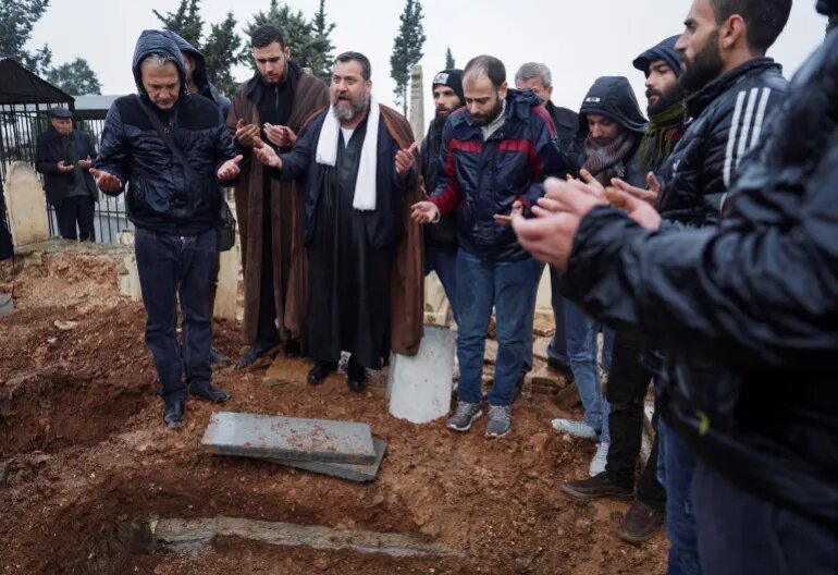 تشییع پیکر شهدای انفجار مسجد در شهر حمص سوریه/ سازمان ملل حمله به نمازگزاران را محکوم کرد