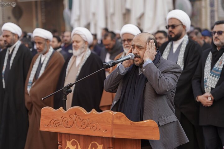 Informe fotográfico | La cúpula sagrada del Príncipe de los Creyentes se adorna con la bandera del aniversario del nacimiento de Imam Alí