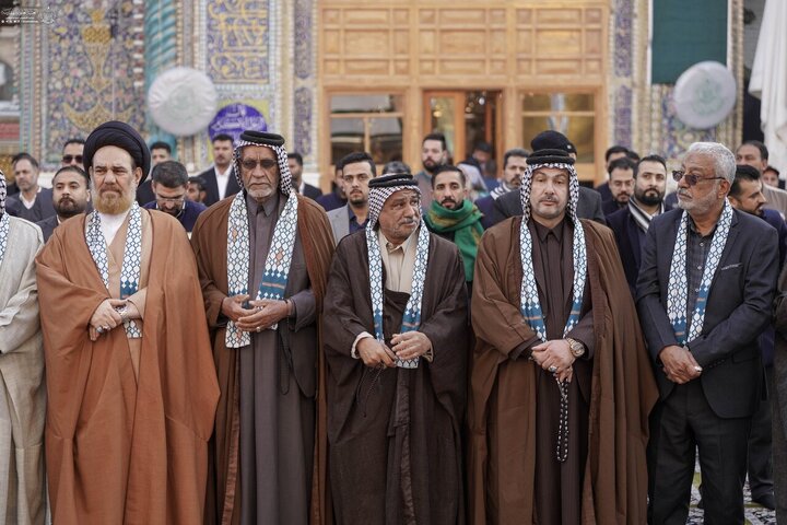 Informe fotográfico | La cúpula sagrada del Príncipe de los Creyentes se adorna con la bandera del aniversario del nacimiento de Imam Alí