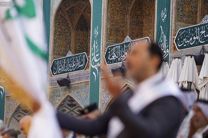 Informe fotográfico | La cúpula sagrada del Príncipe de los Creyentes se adorna con la bandera del aniversario del nacimiento de Imam Alí