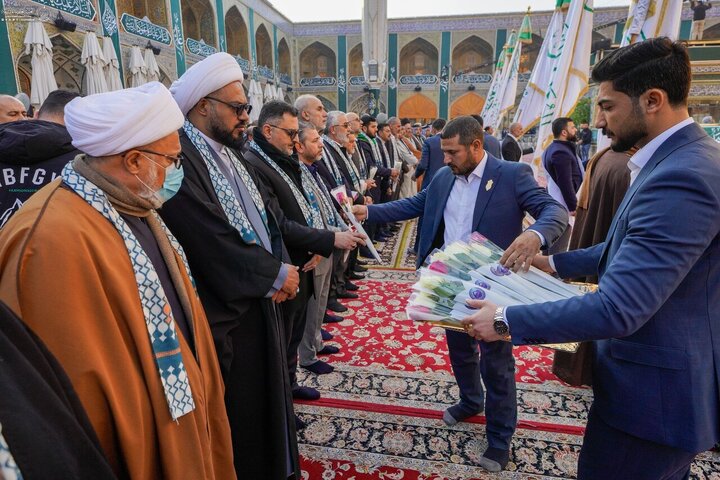 Informe fotográfico | La cúpula sagrada del Príncipe de los Creyentes se adorna con la bandera del aniversario del nacimiento de Imam Alí