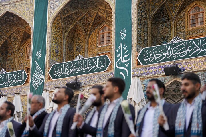 Informe fotográfico | La cúpula sagrada del Príncipe de los Creyentes se adorna con la bandera del aniversario del nacimiento de Imam Alí