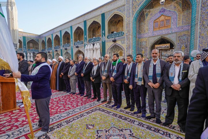 Informe fotográfico | La cúpula sagrada del Príncipe de los Creyentes se adorna con la bandera del aniversario del nacimiento de Imam Alí