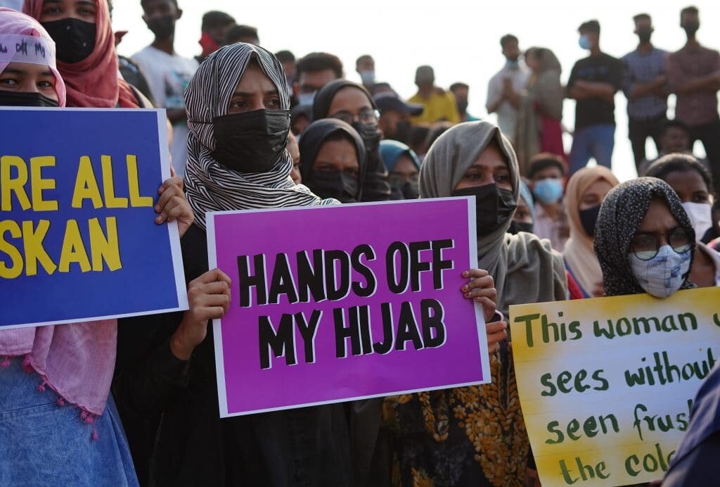 گجرات میں ریلوے امتحان کے دوران مسلم خاتون سے حجاب اتروانے کا الزام