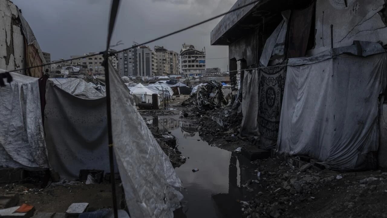 Gazze'de çadırlar su altında kaldı