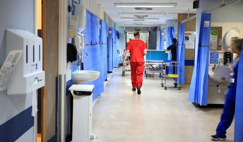 İngiltere'de Yükselen Irkçılık Sağlık Sistemini Çökertiyor: Göçmen Doktorlar Toplu İstifa Dalgasıyla Kaçıyor