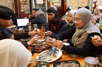 السياح المسلمون يعيدون تشكيل مشهد الطعام في كوريا من خلال الطلب على الأطعمة الحلال