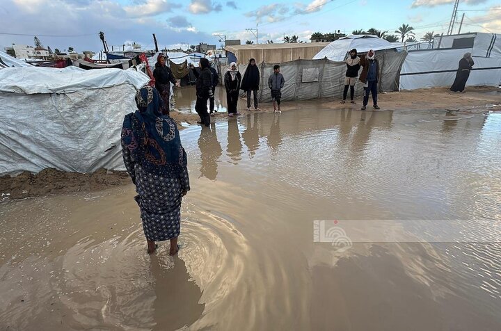 تقرير مصور/ الأزمة الإنسانية تتفاقم في دير البلح بقطاع غزة بسبب سوء الأحوال الجوية والحصار الصهيوني