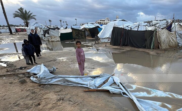 تقرير مصور/ الأزمة الإنسانية تتفاقم في دير البلح بقطاع غزة بسبب سوء الأحوال الجوية والحصار الصهيوني