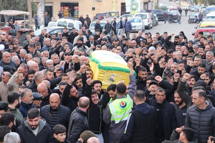 Informe fotográfico | Decenas de personas asisten al cortejo fúnebre del mártir de Hezbolá Mohammad Sobhi Hamdan en Meis al-Jabal