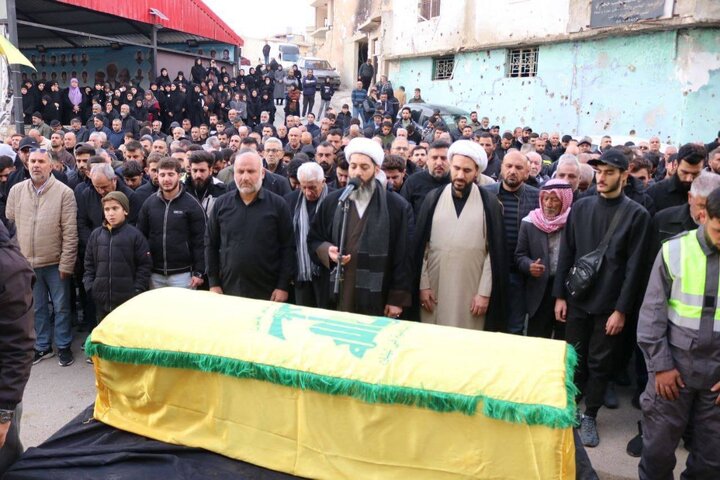 Informe fotográfico | Decenas de personas asisten al cortejo fúnebre del mártir de Hezbolá Mohammad Sobhi Hamdan en Meis al-Jabal